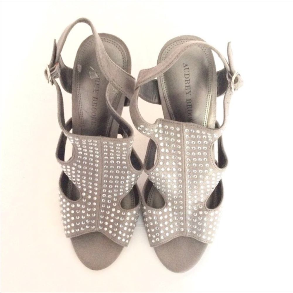 LN -AUDREY BROOKE SUEDE LEATHER HEELS W/RHINESTONES. SUPER CUTE. NEUTRAL COLOR.